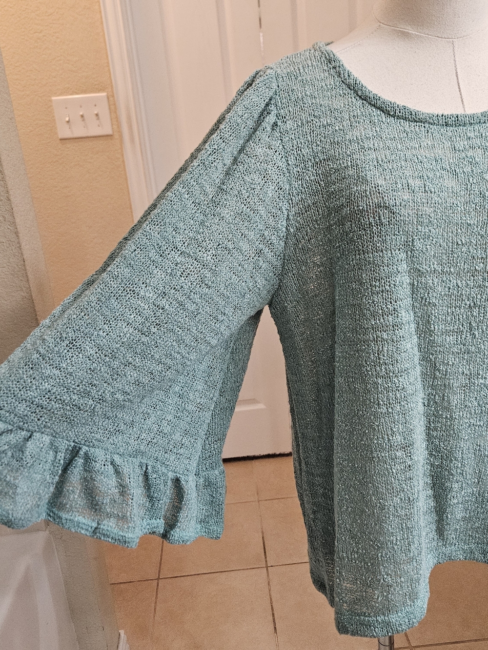 Nally & Millie Lightweight Knit Ruffle Sleeve Top – Size Small NWT - Picture 5 of 13